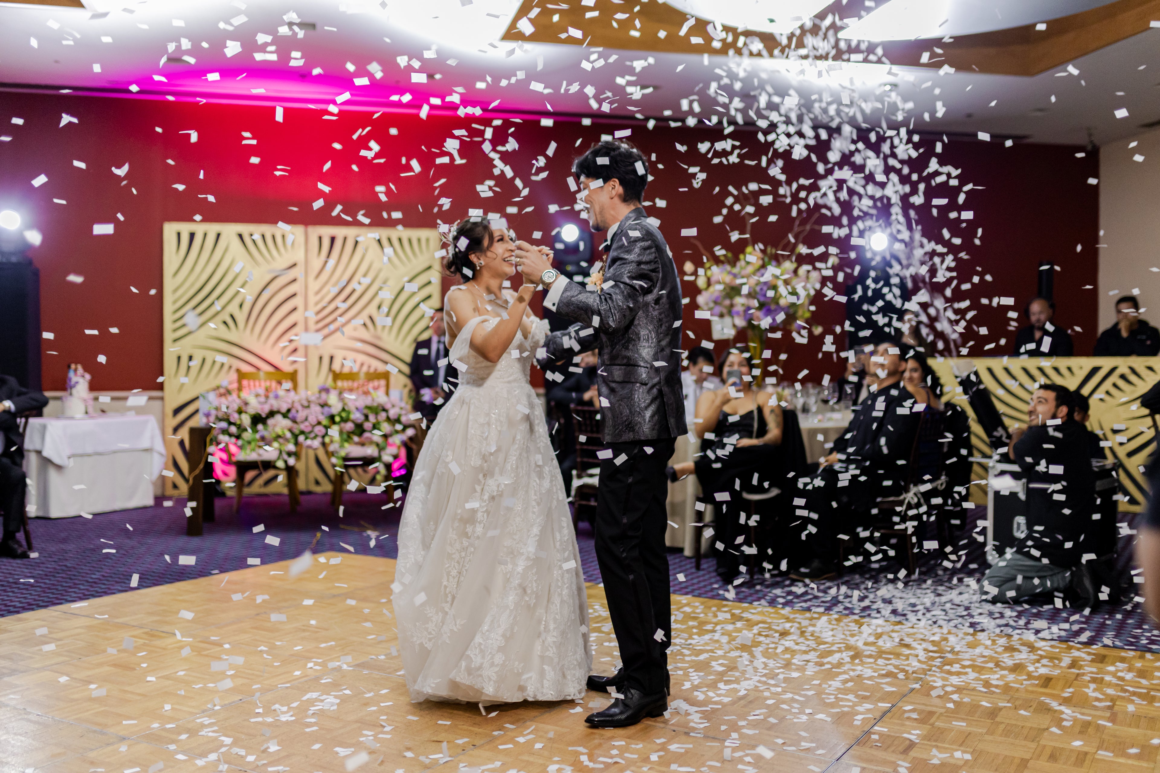 Cargar video: Un Amor sin Fronteras: La Boda de Eli &amp; Yuji en México.Organizar esta boda fue una experiencia inolvidable. Eli, de México, y Yuji, de Japón, querían un día que uniera sus culturas y celebrara el amor que trasciende fronteras. Desde la ceremonia hasta la decoración, cada detalle fue pensado para reflejar sus raíces y su historia única. 🌺💍Espero que disfruten cada detalle de esta boda tan especial, hecha con amor, respeto y mucha ilusión. ❤️